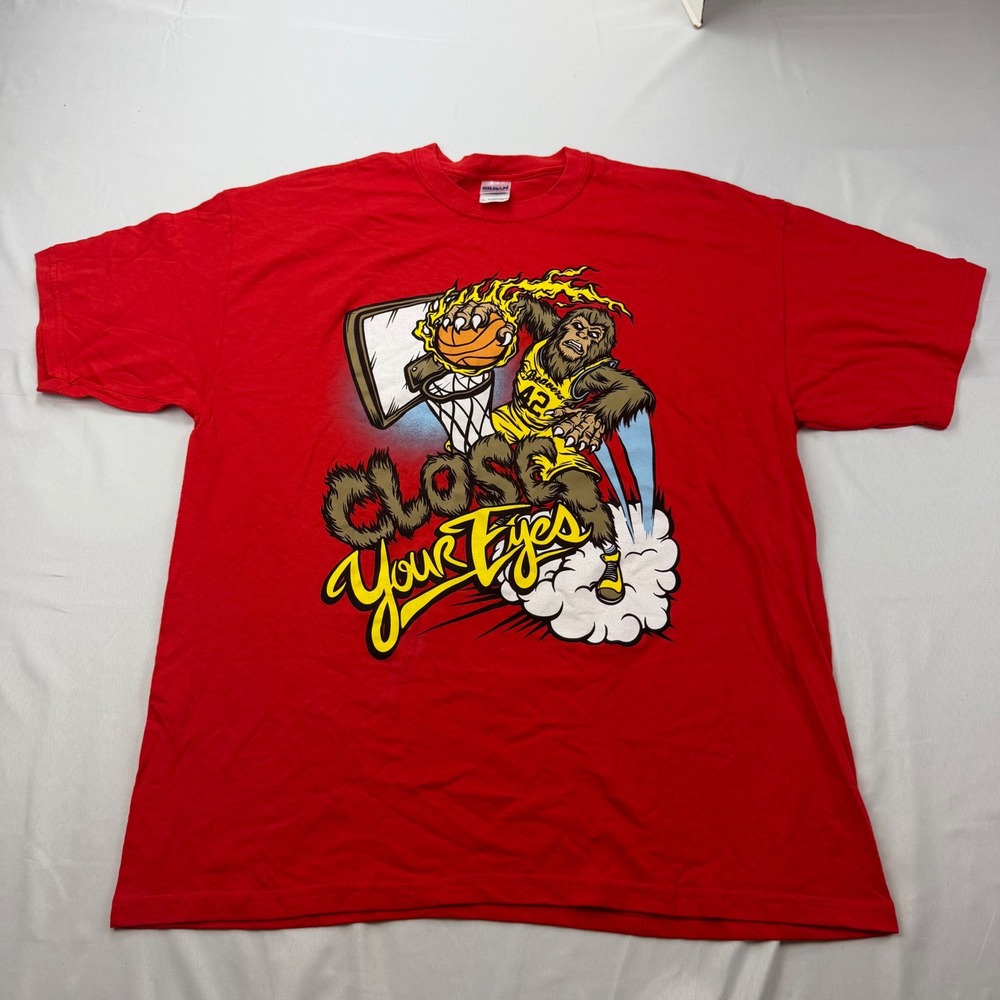 Gildan Graphic T-Shirt Mens XL Red Close Your Eyes Werewolf Basketball Dunk Tee